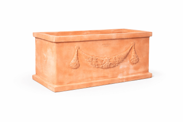 hoher Kasten mit Dekor